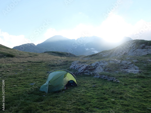 camping en montagne avec tente verte bivouac