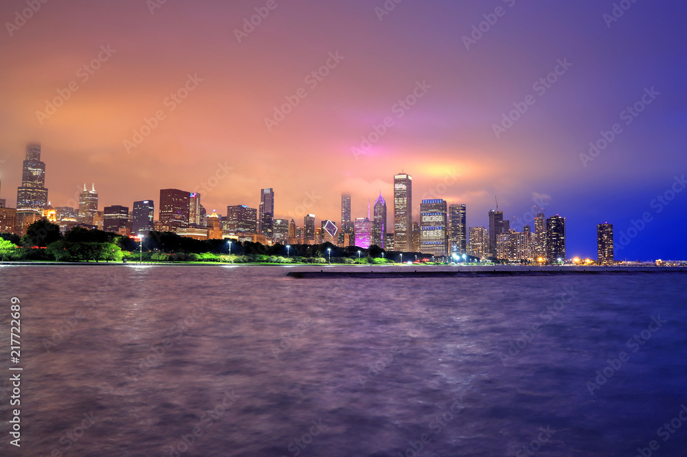 Fototapeta premium Chicago, Illinois, USA - 22 czerwca 2018 - Panoramę Chicago nocą po burzy nad jeziorem Michigan.