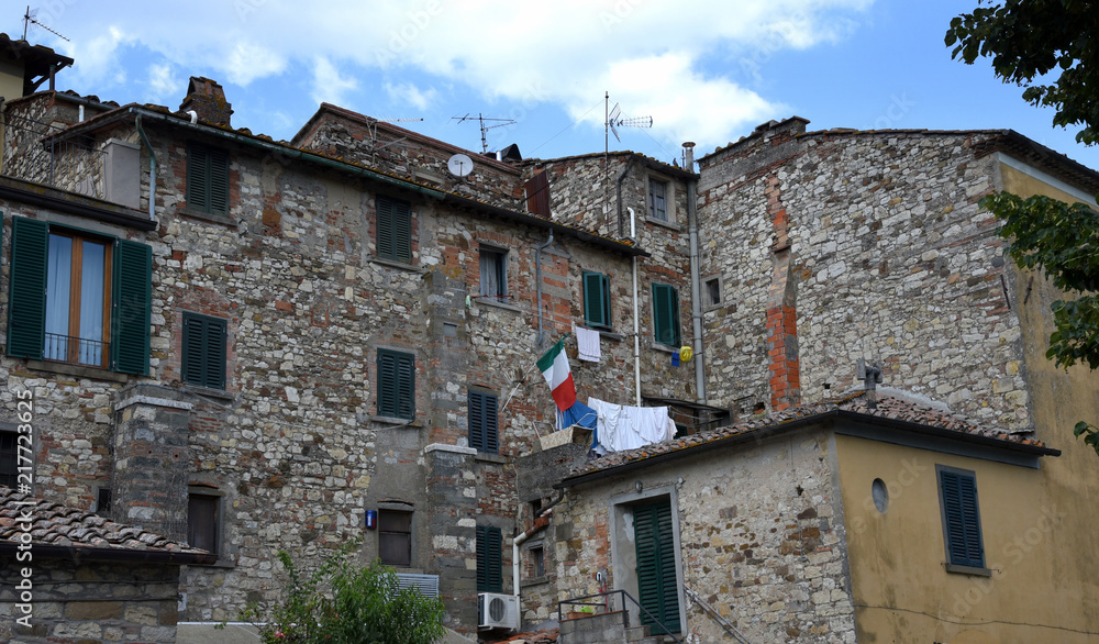 Verschachtelte Backsteingebäude in der historischen Altstadt von Radda im Chianti