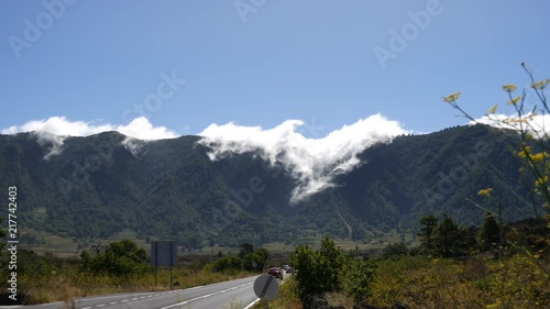 Wolken ziehen über einen Berg