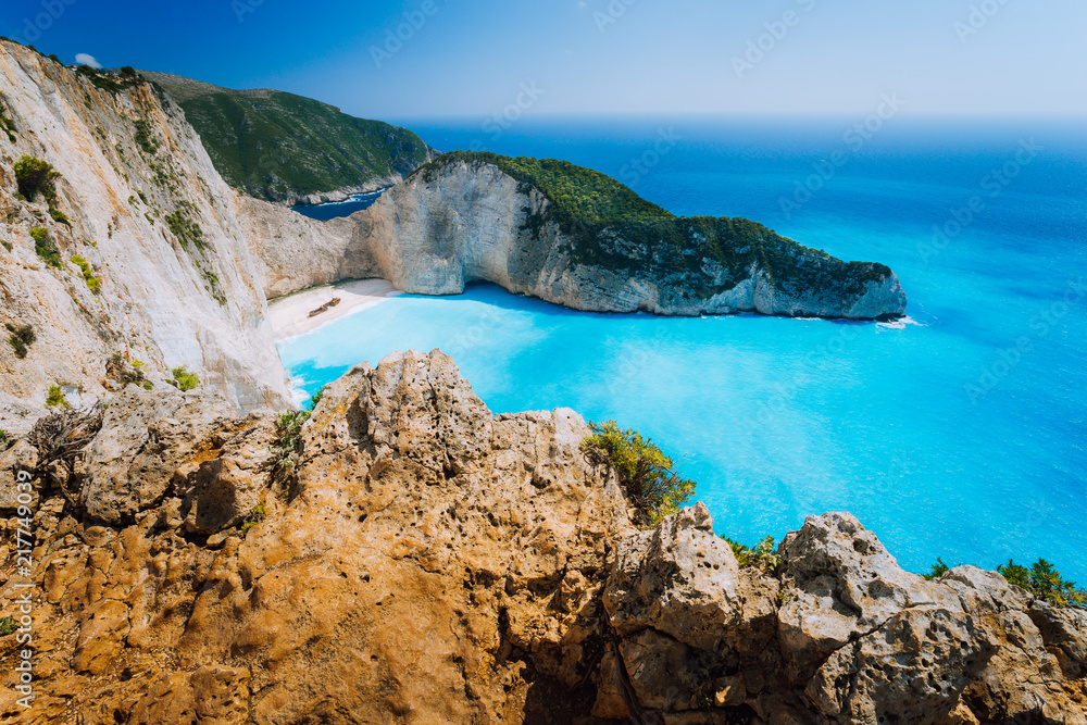 Plakat Rock Cliffs przed plażą Navagio Zakynthos. Zatoka wraków z turkusową wodą i białym piaskiem. Słynna cudowna lokalizacja w Grecji