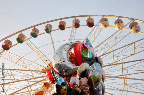 #Riesenrad auf dem Stoppelmarkt in Vechta. Die Riesenradgondeln auf der Kirmes mit buten Luftballons im Vordergrund, Nah- und Detailaufnahme. photo