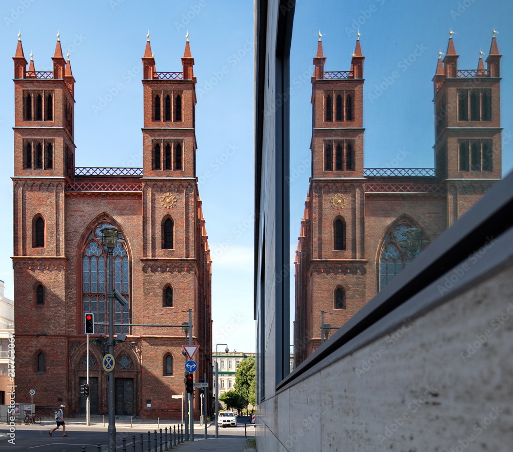 Obraz premium Friedrichswerdersche Kirche in Berlin spiegelt sich in Fensterscheiben des Auswärtigen Amtes