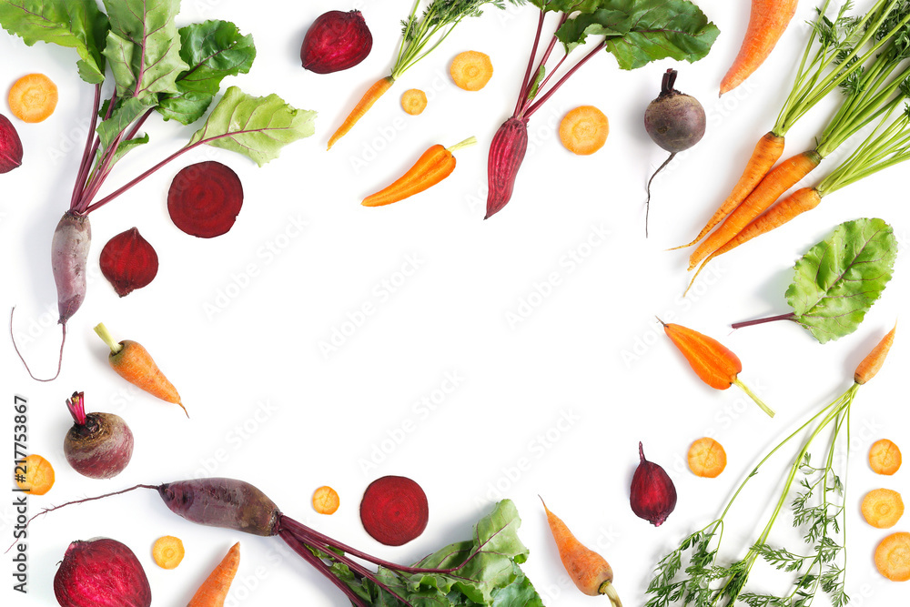 Fototapeta Rama warzywna. Kreatywnie płaski układ warzywa: marchewki i buraki odizolowywający na białym tle, odgórny widok.