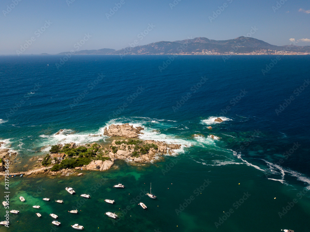 Fototapeta Dno morskie i widok z lotu ptaka wokół półwyspu Isolella w Zatoce Ajaccio na południowej Korsyce