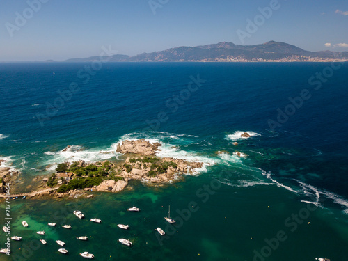 Fonds marin et vue aérienne autour de la presqu'île de l'Isolella dans le Golfe d'Ajaccio en Corse du Sud