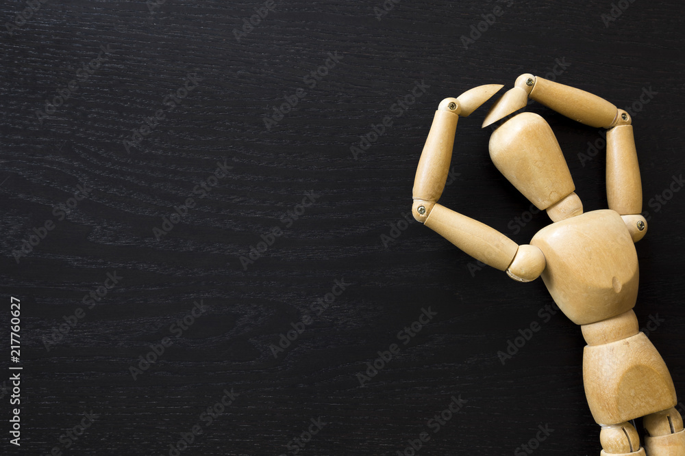 Figura de madera Maniquí Artista humano Dibujar muñeco de madera con las manos en la cabeza Figura de madera Maniquí Artista humano Dibujar muñeco de madera con las manos en la cabeza