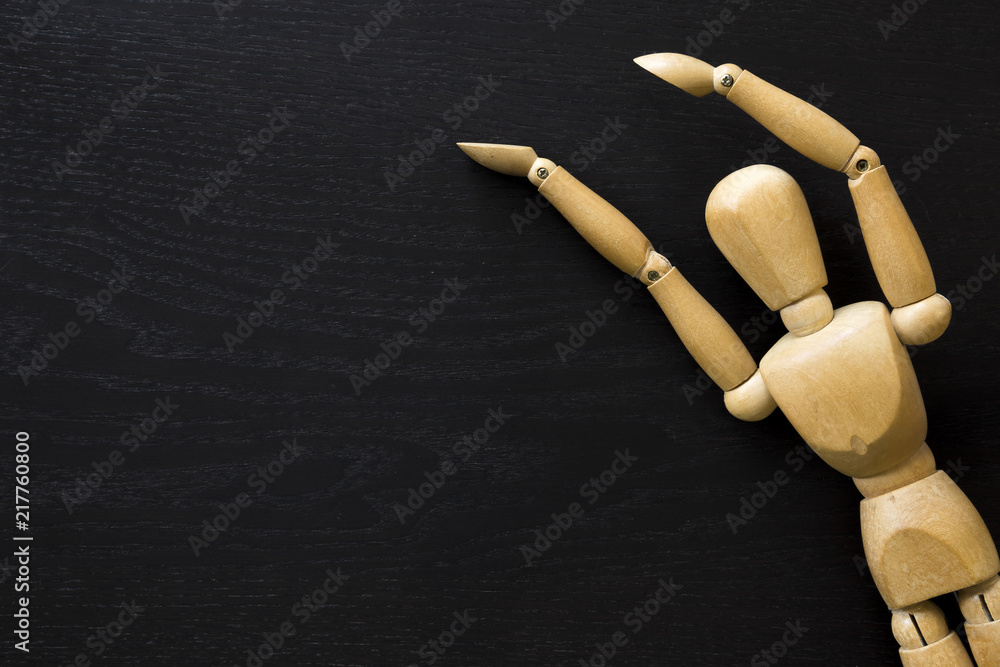 Figura de madera Maniquí Artista humano Dibujar muñeco de madera saltando  feliz Stock Photo | Adobe Stock