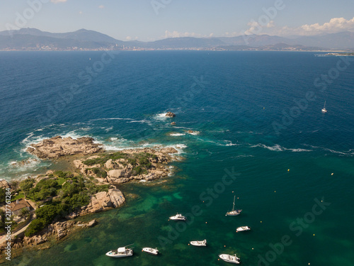 Fonds marin et vue aérienne autour de la presqu'île de l'Isolella dans le Golfe d'Ajaccio en Corse du Sud