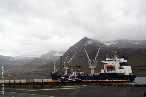 Barco de carga atracado en puerto islandés. © AngelLuis