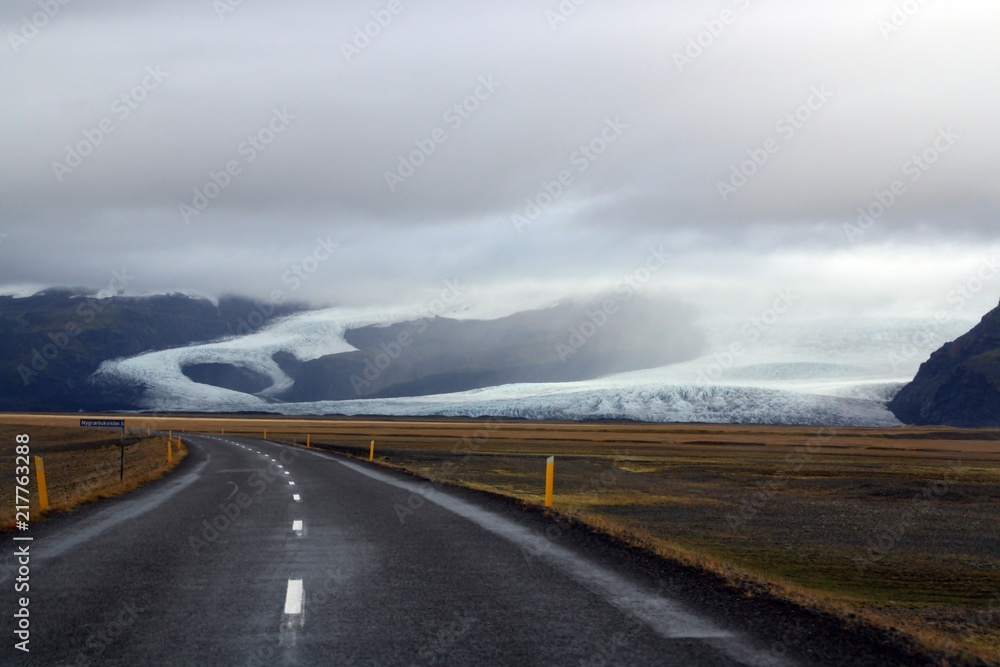 Carretera islandesa hacia el horizonte un día gris y lluvioso