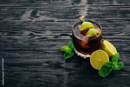 Obraz na plátně Cuba libre cocktail glass