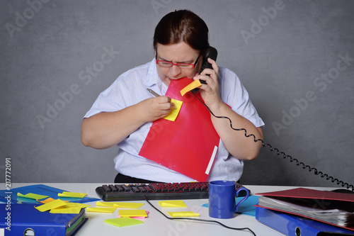 Foto femme débordée au bureau téléphonant