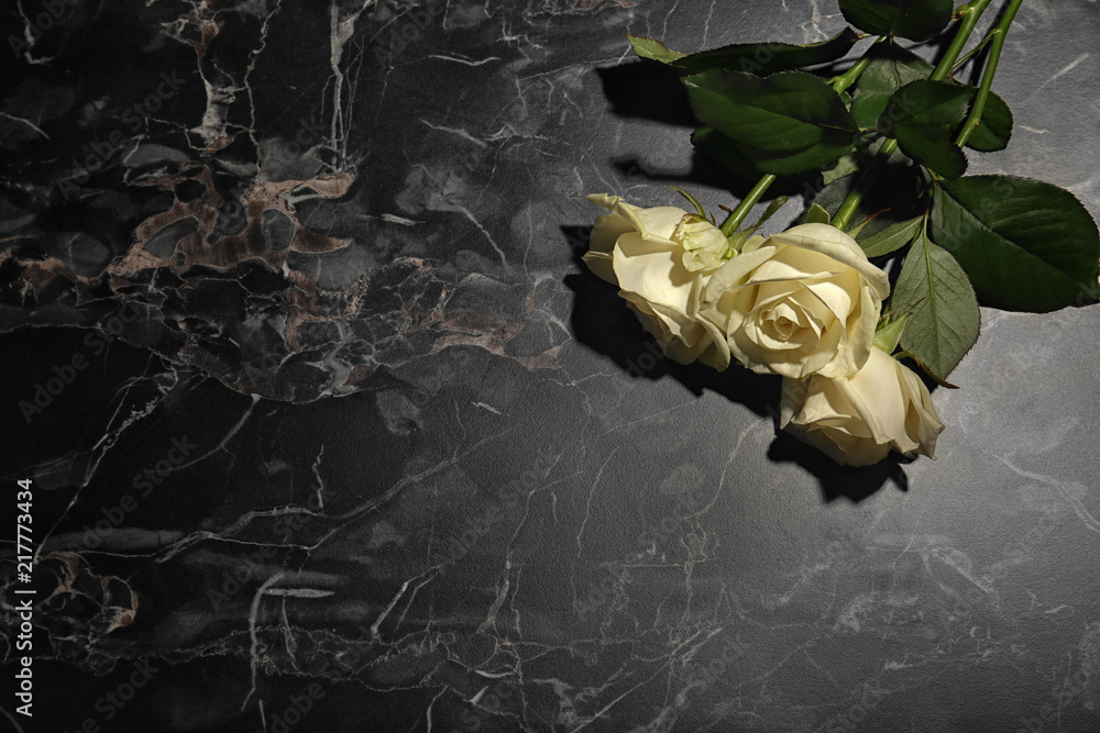 Fototapeta premium Piękne białe róże na szarym tle, odgórny widok. Symbol pogrzebu