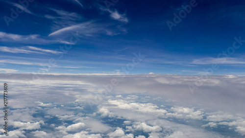 фотографія Photo of clouds from above and blue sky