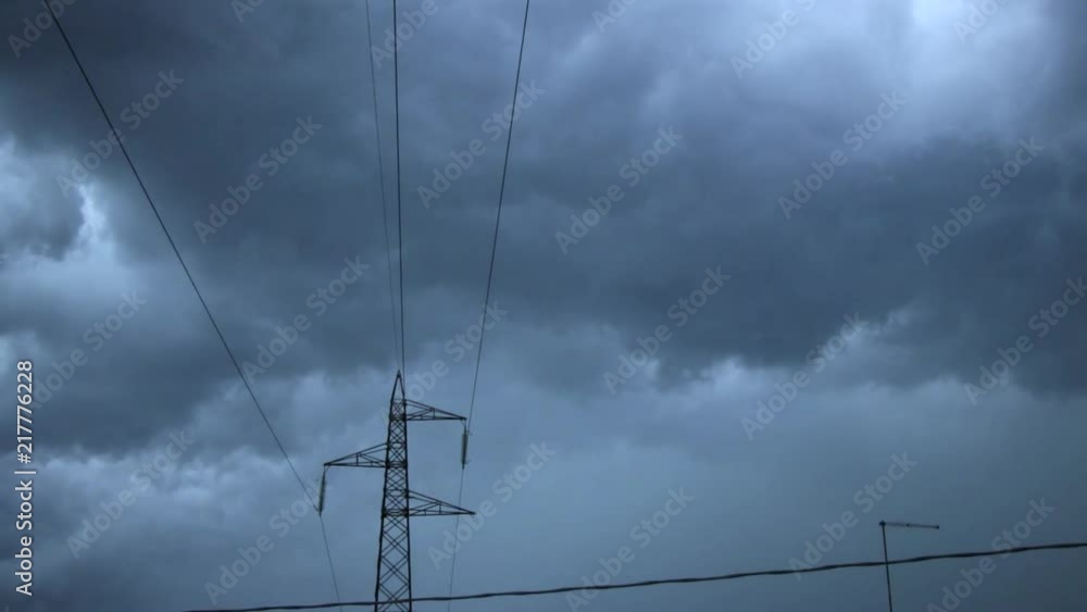 Cielo cupo in attesa del temporale con pioggia e grandine. Cielo cupo in attesa del temporale con pioggia e grandine.