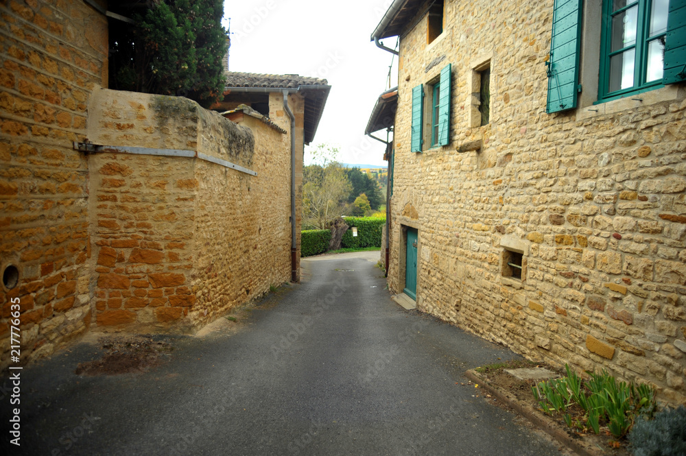 petite rue avec maison en pierre dorés