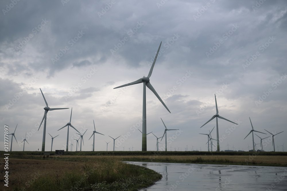 Windpark in Norddeutschland bei Wind und Regen - Stockfoto