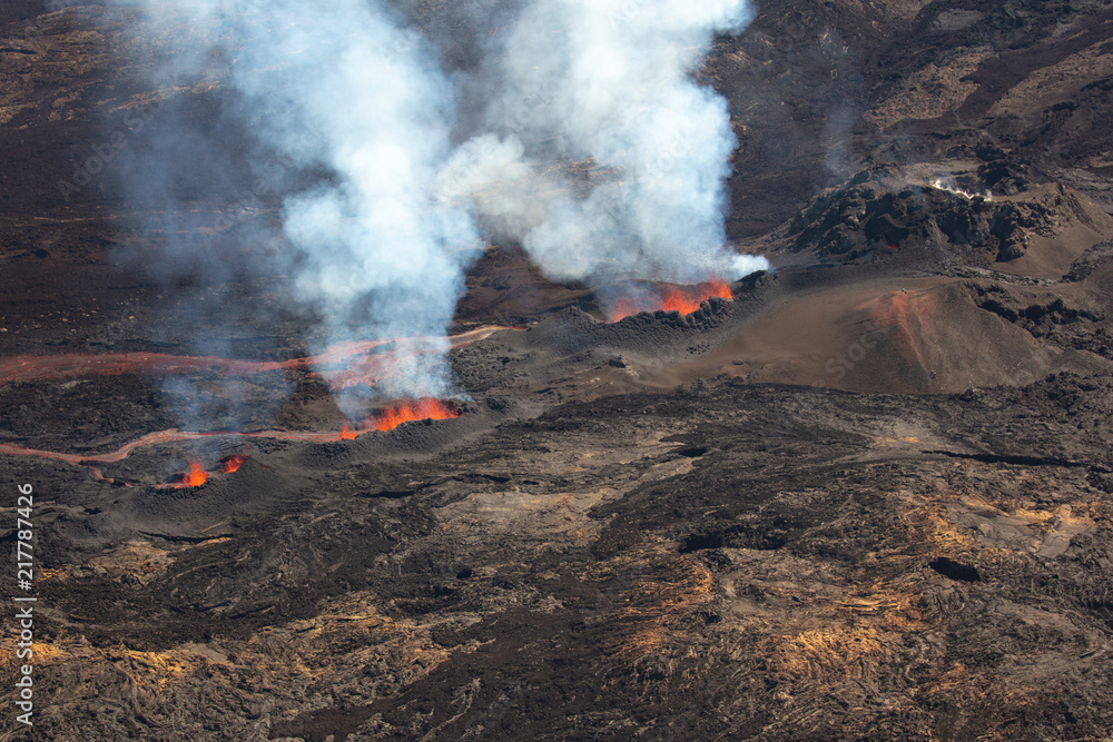 Fototapeta premium Eruption du volcan de la Fournaise à la Réunion en avril 2018