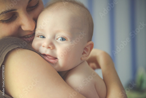 Canvastavla Mom hugs a newborn baby and smile