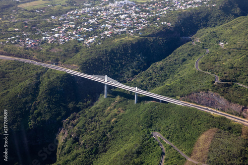 Vue aérienne de la Route des Tamarins à La Réunion