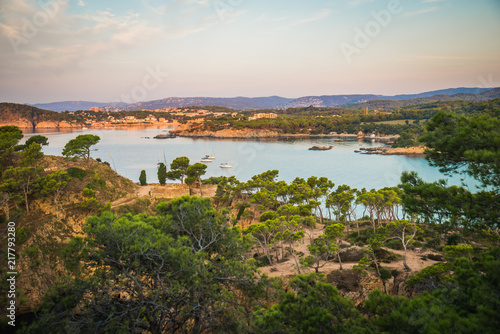 Valokuva Beautiful seascape at twilight. Hiking outdoors.