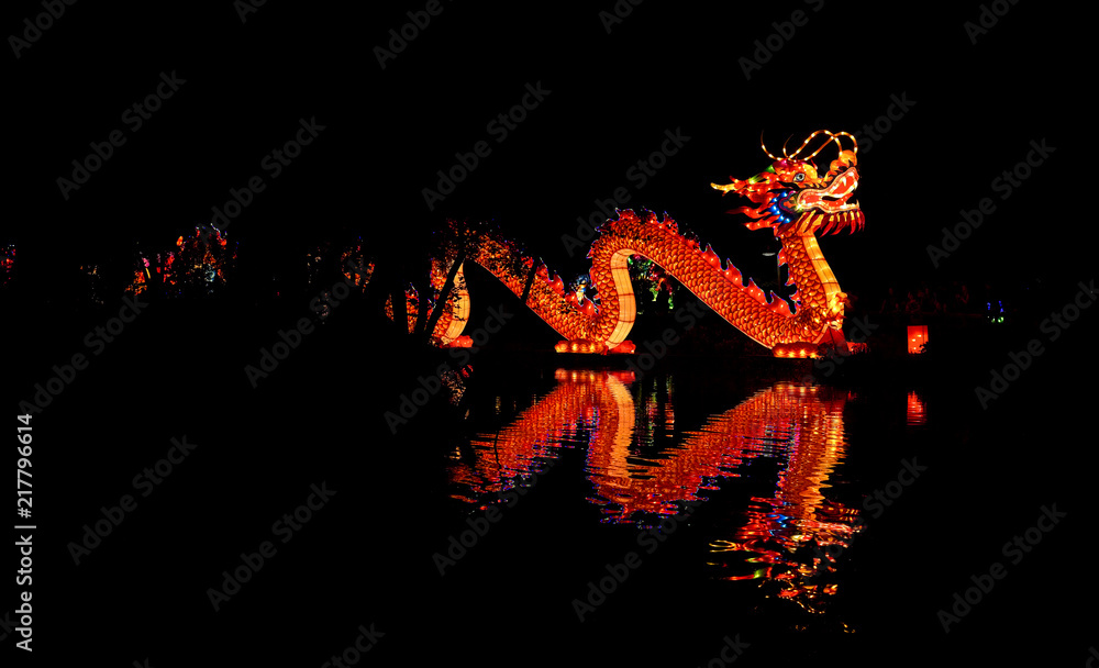 Fototapeta premium Oświetlona latarnia chińskiego smoka