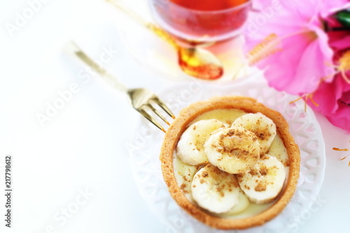 Banana and cinnamon powder tart 