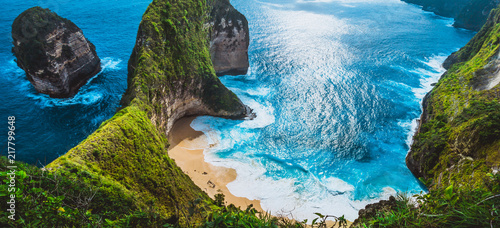 Manta Bay or Kelingking Beach with huge waves on beach on Nusa Penida Island, Bali, Indonesia photo