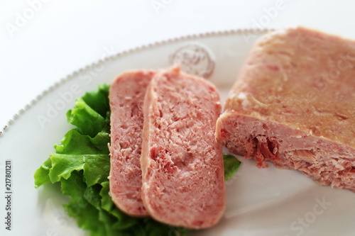 Φωτογραφία Canned food, luncheon meat on wooden plate