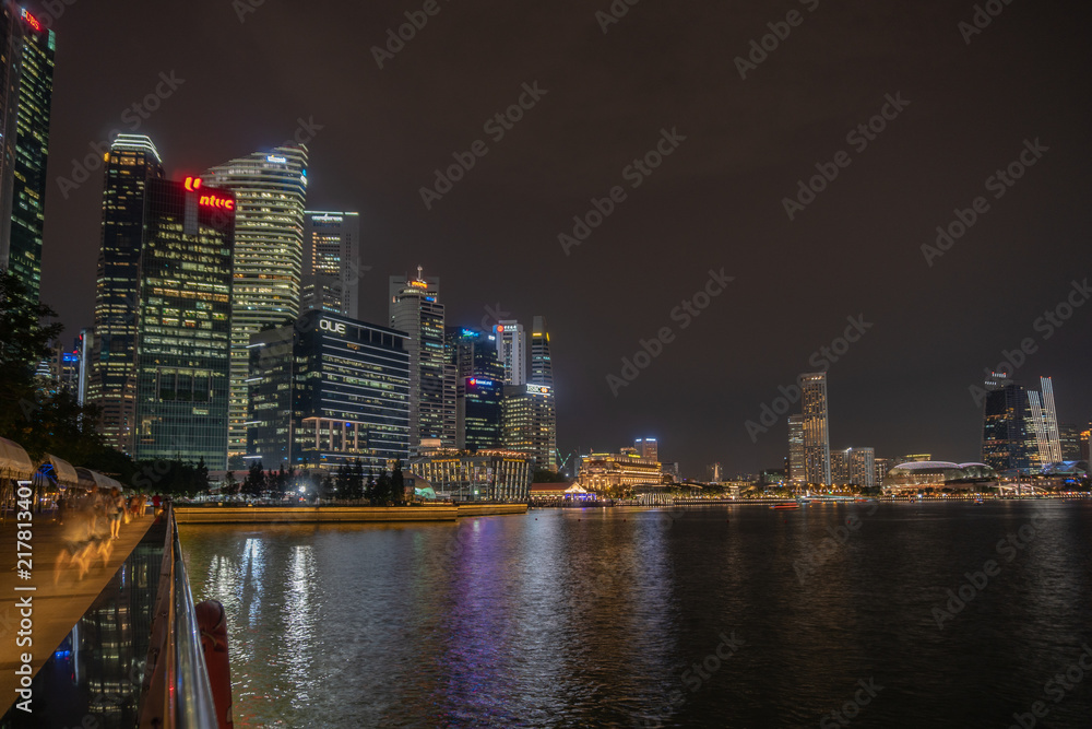 Fototapeta premium Singapore skyscraper with modern building around Marina bay at night 