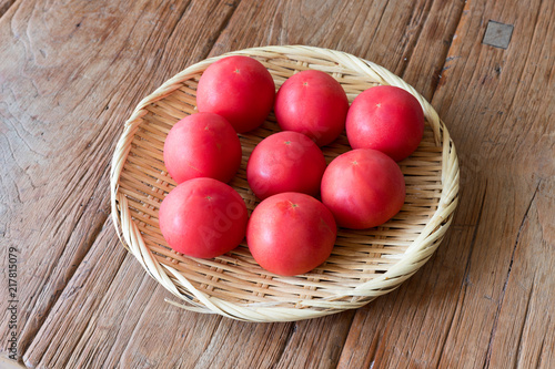 ざるに盛られたトマト