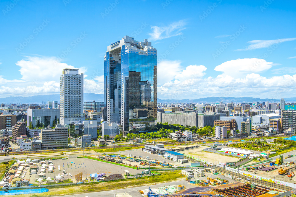 Fototapeta premium 青空と大阪の都市風景