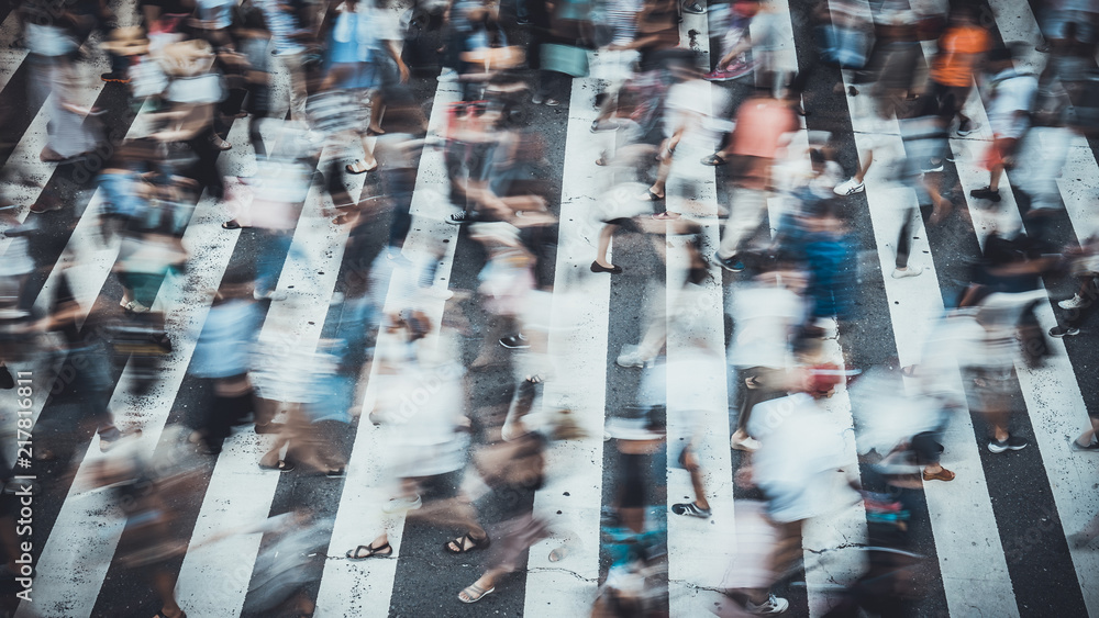 Obraz premium 日本の横断歩道を渡る人々