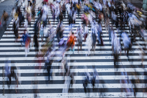 日本の横断歩道を渡る人々