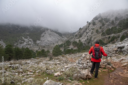 Admirando y caminando entre las montañas