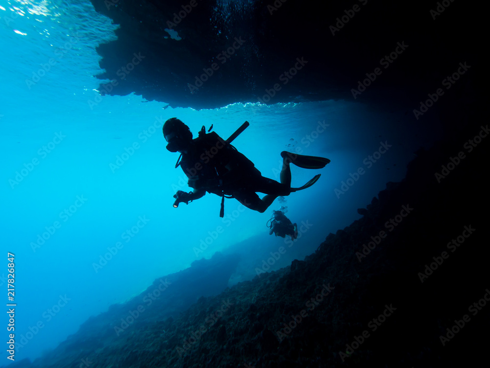 Naklejka premium Diver in the shadows