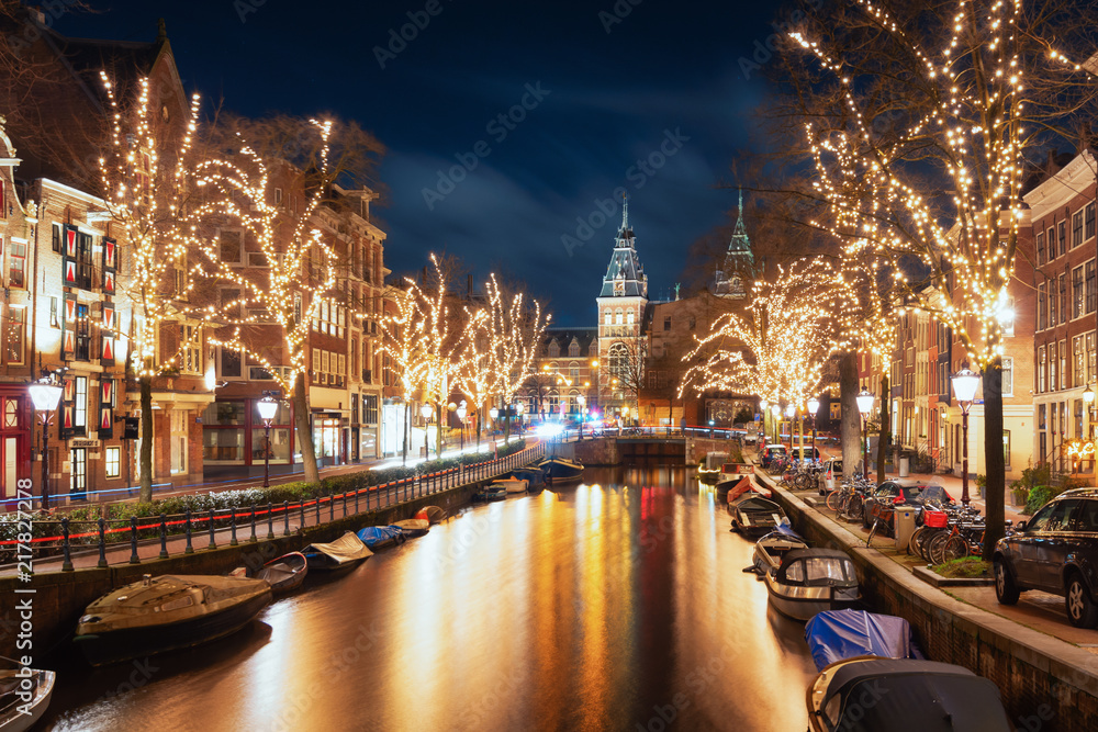 Fototapeta premium Spiegelgracht na starym mieście w Amsterdamie z Muzeum Rijks w tle