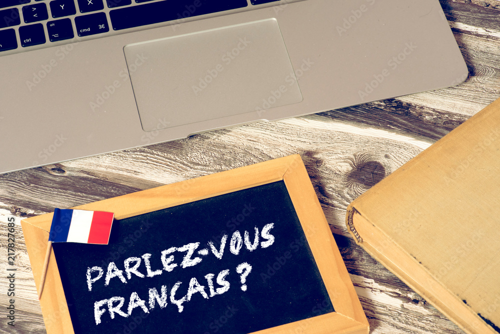 Ein Computer, Flagge von Frankreich und eine Kreidetafel mit der Frage ...