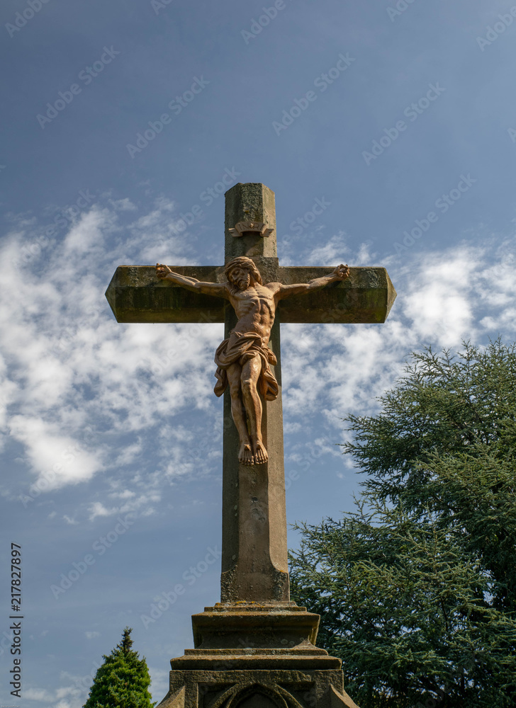 Schönes altes Steinkreuz mit Jesus