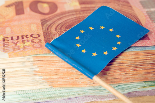 Flage der Europäischen Union EU und Euro Geldscheine