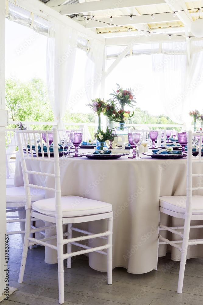 Fototapeta Wedding decoration. Wedding table decor in lavender and emerald