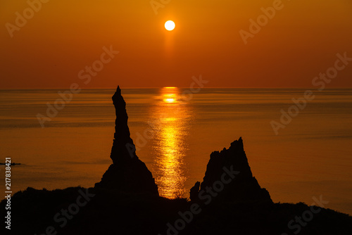 隠岐の観音岩と日本海の夕日