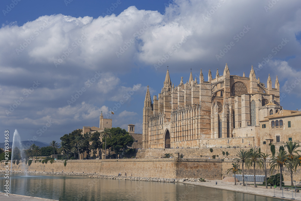 the main Cathedral of the Balearic Islands with a swimming pool and a fountain in the foreground