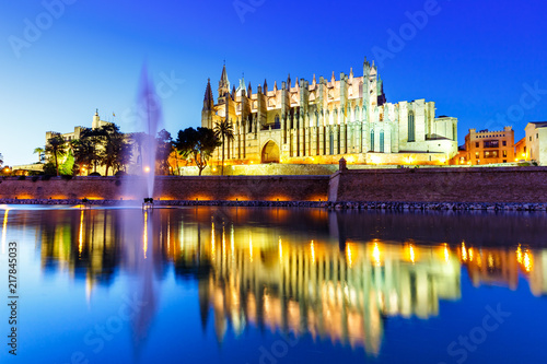 Kathedrale Catedral de Palma de Mallorca Kirche Spiegelung Abend Reise Reisen Spanien