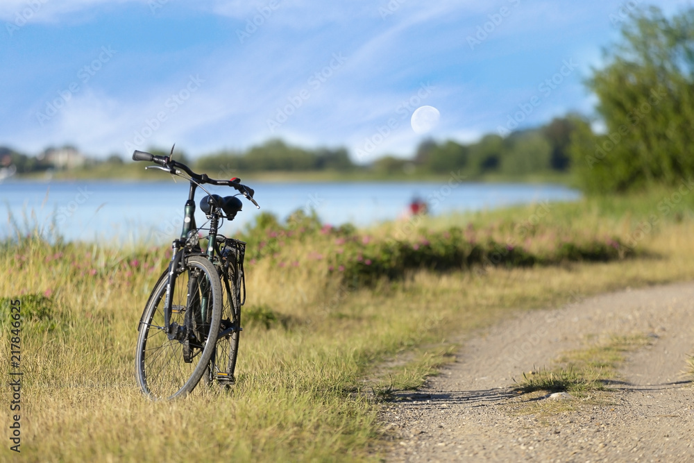 Fahrrad am Meer mit Aussicht auf den Mond in Urlaubsgegend. Fahrrad am Meer mit Aussicht auf den Mond in Urlaubsgegend.