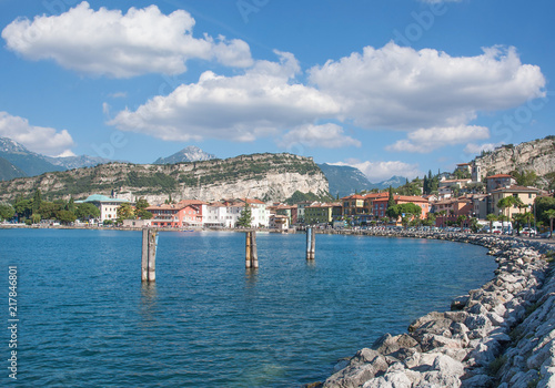 Fotografia an der Seepromenade im Urlaubsort Nago-Torbole am Gardasee,Italien