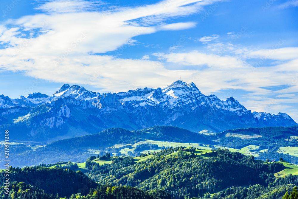 das imposante Bergmassiv des Alpstein mit dem Säntis