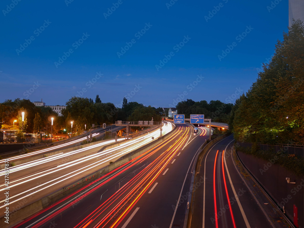 Mitten durch Essen, Nachtaufnahme des Verkehrs auf der Autobahn A52