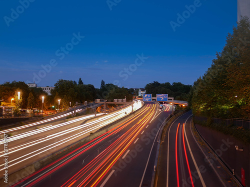 Mitten durch Essen, Nachtaufnahme des Verkehrs auf der Autobahn A52